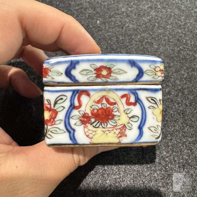 明万历 青花五彩开光花篮纹方形印盒 - 图16